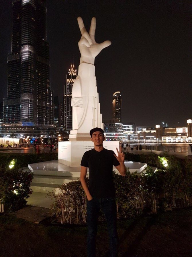 Дубай вакансии для русскоговорящих. Парень в Дубае. Пальцы статуя Дубай. Скульптура руки в Дубае.