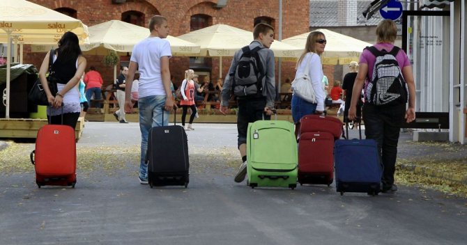 Emigrants with suitcases