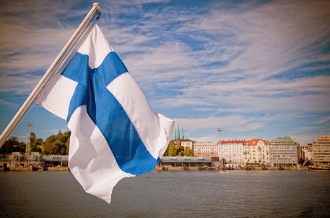 Финский флаг развевается на ветру