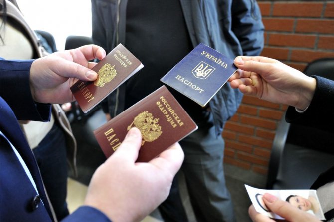 How can a Russian citizen obtain Ukrainian citizenship?