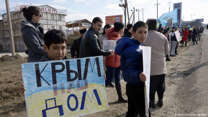 Крымские татары на акции протеста. Симферополь, 14 марта 2014 года