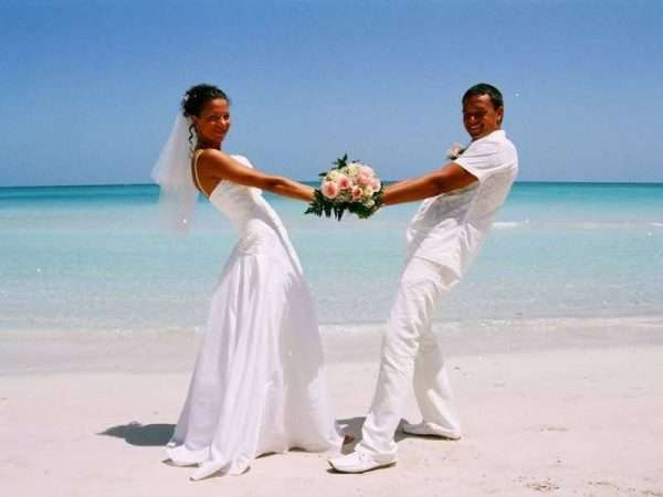 Newlyweds against the backdrop of the sea