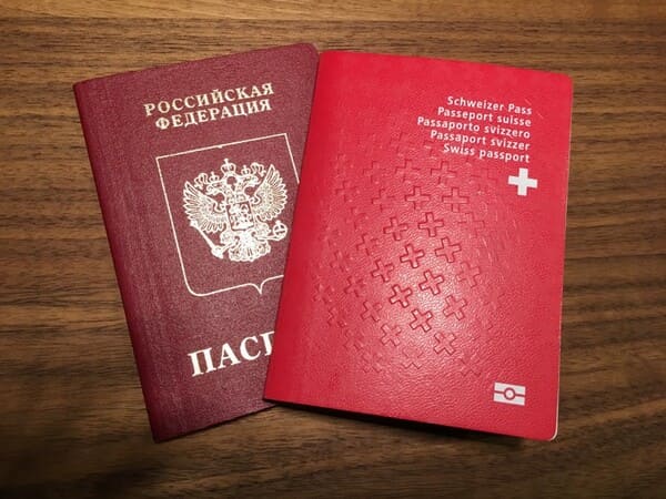 Швейцарский и российский паспорта