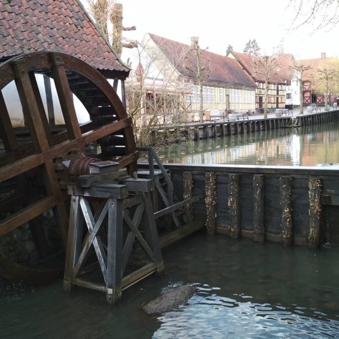 Старое водяное колесо в музее Den Gamle By.