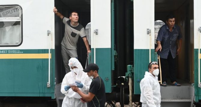 Labor migrants. Boarding a train from Rostov-on-Don to Uzbekistan 