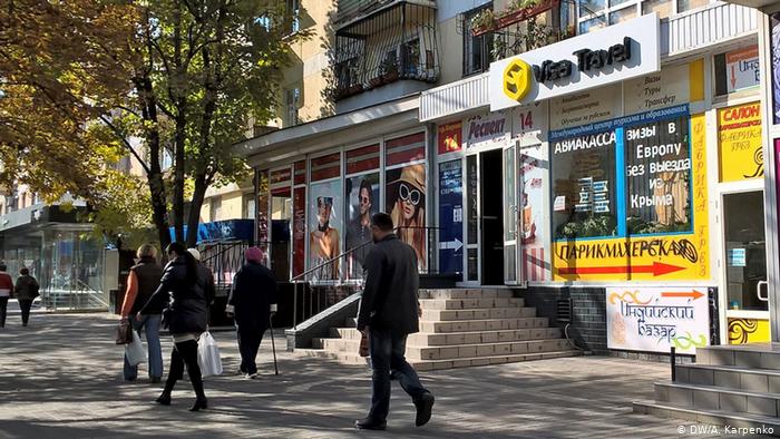 Туристическое бюро, парикмахерская и салон Фабрика грез на одной крымских улиц
