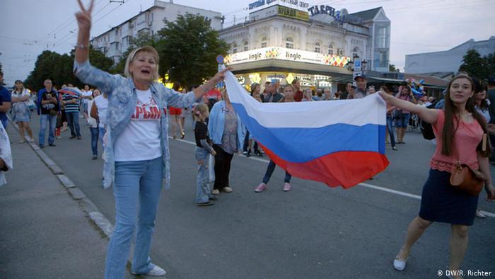 Женщины с российским флагом радуются вхождению Крыма в состав РФ